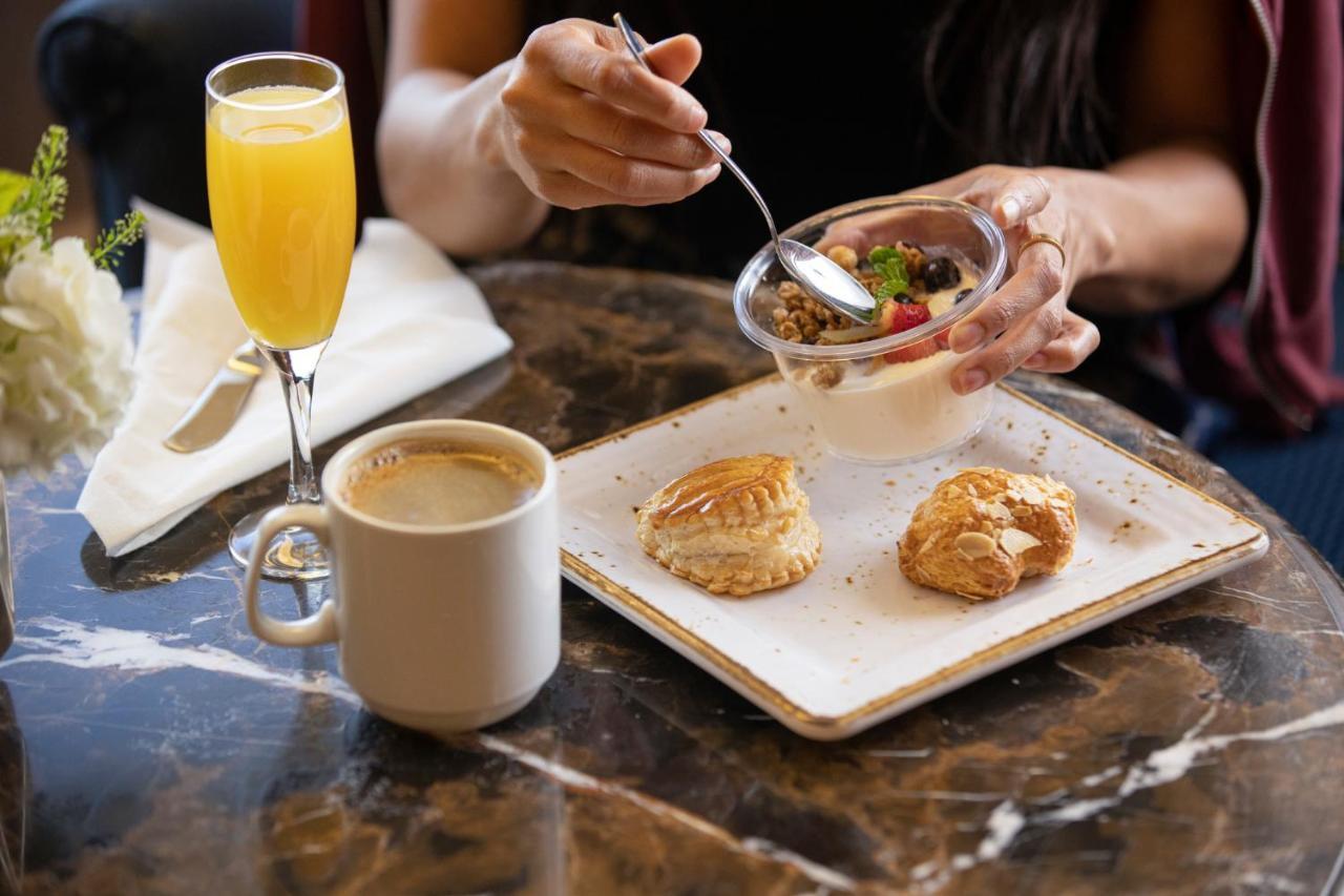 Hotel The Palazzo At The Venetian Las Vegas Exterior foto A woman eating breakfast