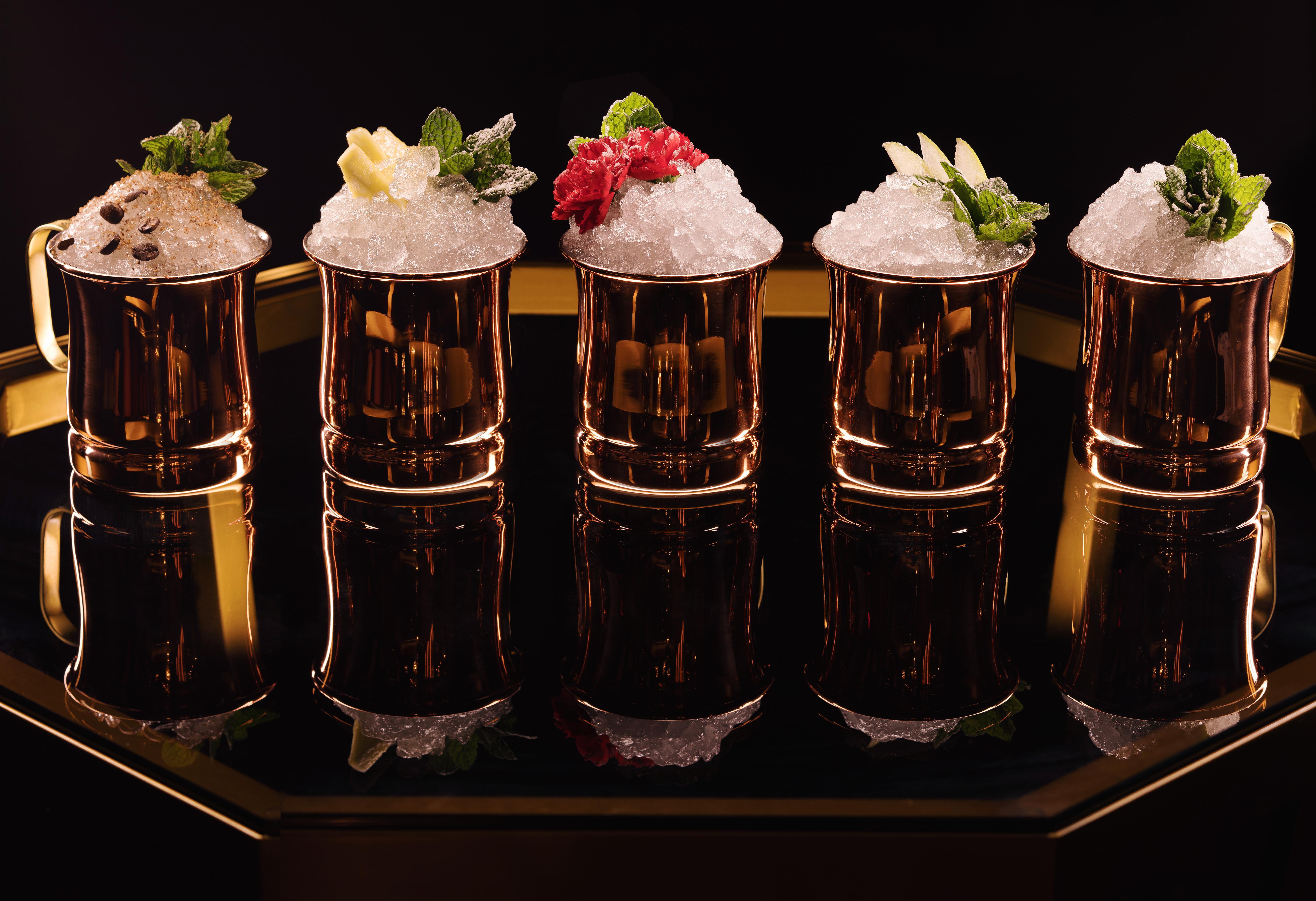 Hotel The Palazzo At The Venetian Las Vegas Exterior foto The photo showcases five elegant metal cups filled with crushed ice. Each cup is adorned with a different garnish, including herbs and edible flowers, adding vibrant colors and textures to the presentation. The cups are arranged on a reflective surfa
